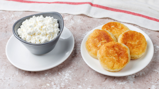 Сырники не развалятся на сковороде: что добавить вместо муки