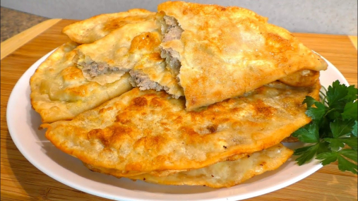 Сочная начинка и хрустящая корочка: чебуреки из лаваша за 20 минут (видео)