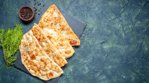 Чебуреки получатся хрустящими и невероятно сочными: на чем приготовить тесто (видео)