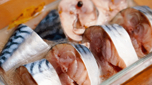 Один раз приготовите — и больше не будете покупать: пряная скумбрия домашнего посола (видео)