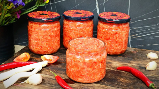 Вкус, пробуждающий аппетит: домашняя хреновина по классическому рецепту (видео)