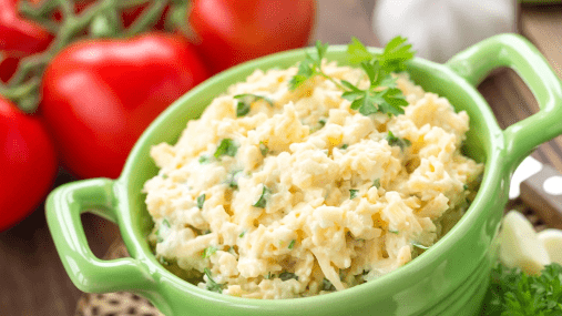 Плавленые сырки подешевели на треть: как приготовить салат "Белочка" (видео)