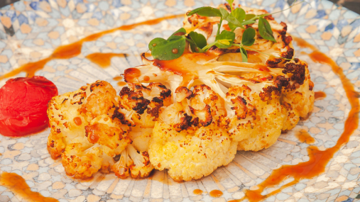 Цветная капуста по-новому: как приготовить сочный стейк под зеленым соусом (видео)