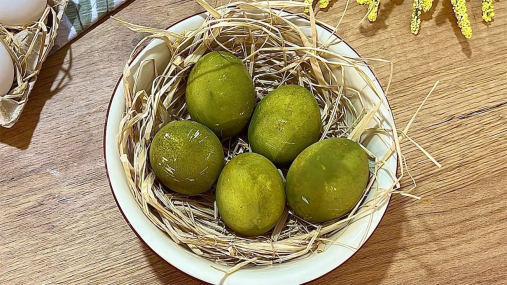 Только два натуральных ингредиента: как сделать стильные оливковые пасхальные яйца (видео)