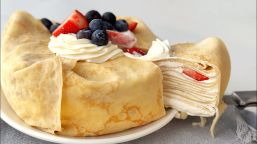 Нежный десерт без выпечки: торт из блинов, тающий во рту (видео)