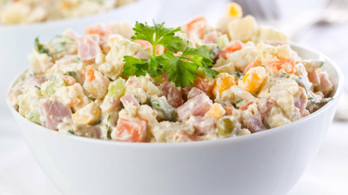 Постный "Оливье" без колбасы: что добавить и чем заправить, чтобы вкус был как у классического салата (видео)