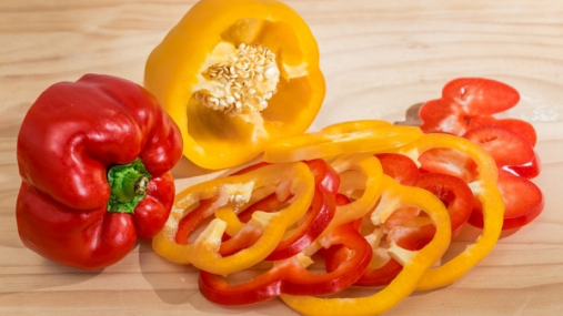 Салат в перцах: яркая закуска, покоряющая из первого кусочка (видео)