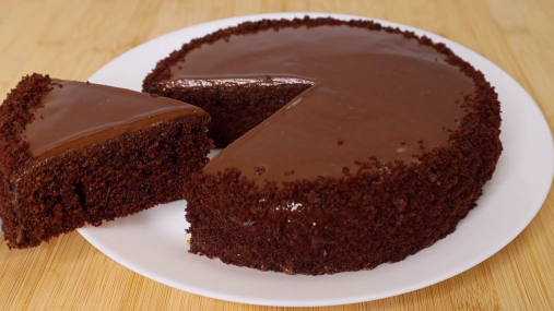 Готовится за считанные минуты — вкус на миллион: ленивый шоколадно-банановый пирог на сковороде (видео)