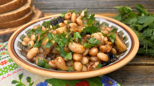 Сытно, вкусно и без мяса: фасоль с грибами и чесноком (видео)