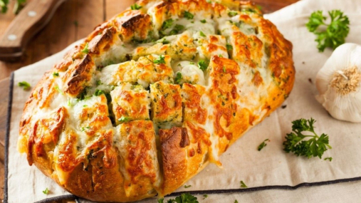 Аромат, що зводить з розуму: гаряча закуска з хліба, сиру та в’ялених томатів (відео)