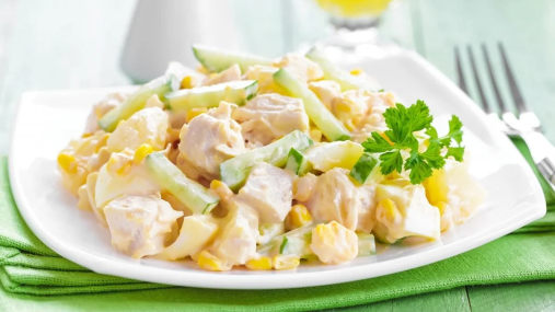 Когда хочется "чего-нибудь вкусного прямо сейчас": простой куриный салат с кукурузой и сухариками (видео)