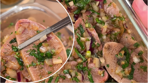 Кожица слетит сама, а мясо будет мягким: как приготовить маринованный язык (видео)