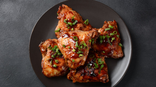 Медово-соевая курочка за двадцать минут: сочная, румяная и невероятно ароматная (видео)