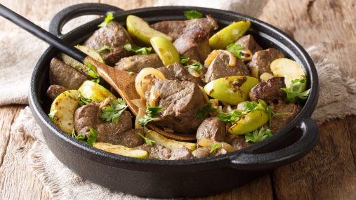 Один дешевый продукт сделает блюдо намного вкуснее: как приготовить печень по-новому (видео)