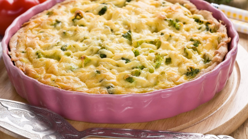 Нежный, сочный и без лишней мороки: пирог с курицей и шпинатом к ужину (видео)