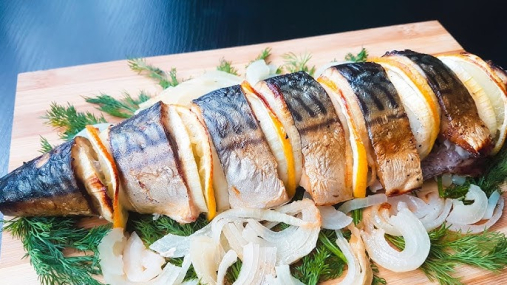 Оригинальный соус сделает скумбрию еще вкуснее: быстрый и ароматный рецепт запеченной рыбы (видео)