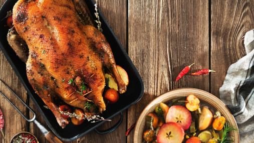 Этот фрукт сделает утку нежнейшей: с чем запечь птицу (видео)