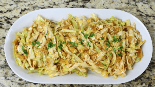 Пряный салат из капусты: неожиданный вкус из самых простых ингредиентов (видео)