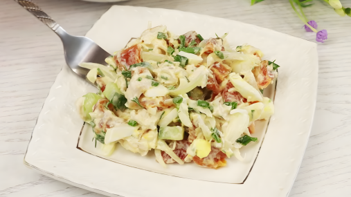 Салат "Капризная дама": неожиданное сочетание, которое приятно удивит (видео)