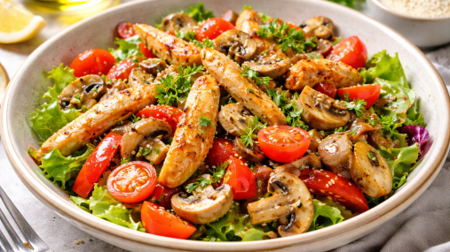 Сочная курица, ароматные грибы и овощи: идеальный теплый салат за 20 минут (видео)