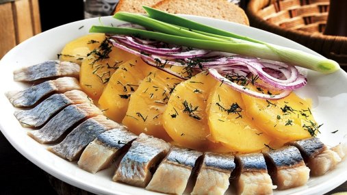 И не "Шуба", и не "Форшмак": какую вкусную закуску из сельди еще приготовить (видео)