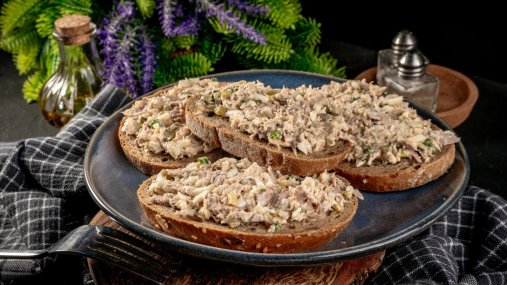 Нежный салат-намазка с тунцем: быстрый рецепт, который всегда выручает (видео)