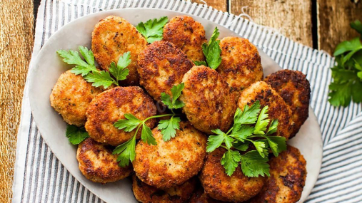 Котлеты станут значительно вкуснее: что сделать с мясом перед приготовлением (видео)