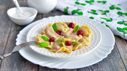 Вспомните вкус детства: такие вареники точно готовила ваша бабушка (видео)