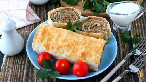 Лучше шаурмы: сочный лаваш с фаршем и сыром за 15 минут (видео)