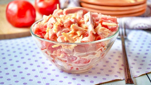 Готовится пять минут, съедается мгновенно: сытный салат с колбасками (видео)