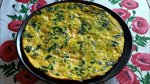 Зеленый и нежный: омлет со шпинатом и фетой (видео)