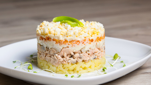 Секрет в заправке: как превратить привычную "Мимозу" в изысканное блюдо (видео)