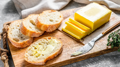 Быстрее, чем сходить в магазин: как сделать домашнее сливочное масло за три минуты из одного ингредиента (видео)