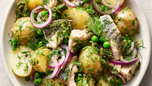 Молодая селедка подешевела на треть: как приготовить вкусный салат с картофелем (видео)