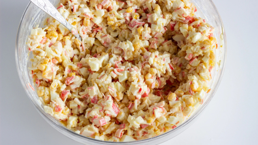 Секретный ингредиент сделает крабовый салат очень нежным: чем заменить майонез (видео)