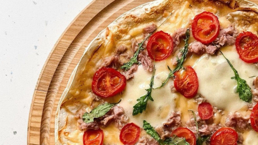 Очень ленивая пицца за 10 минут: рецепт с лавашем и вкусной начинкой (видео)