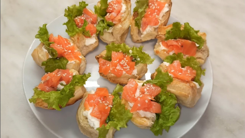 Красная рыба в новом формате: хрустящие мини-слойки с нежной начинкой (видео)