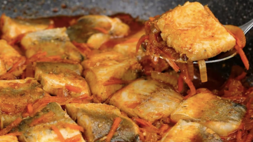 Хек в томатном соусе: нежная классика домашней кухни (видео)