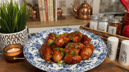 Колбаски в пикантном соусе барбекю: блюдо, от которого не откажется никто (видео)