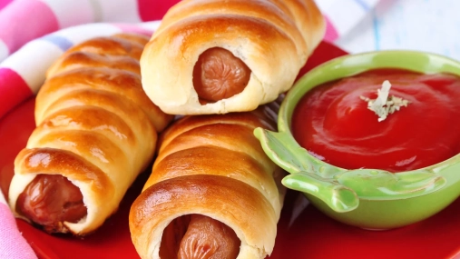 Нереальная вкуснятина из простейших продуктов: как приготовить сосиски в тесте (видео)