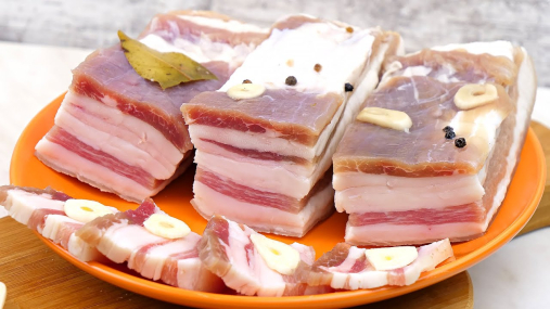 Нежное, ароматное, просто тающее во рту: проверенный способ сухого соления сала (видео)