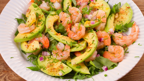 То самое блюдо, которое исчезает первым: салат с креветками и авокадо (видео)