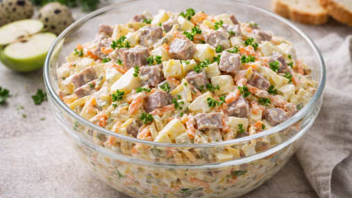 Необычное сочетание — яркий вкус: как приготовить салат из языка с морковью и яблоком (видео)