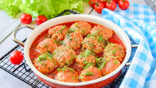 Невероятно нежные тефтели в томатном соусе: после них вы не захотите готовить обычные котлеты