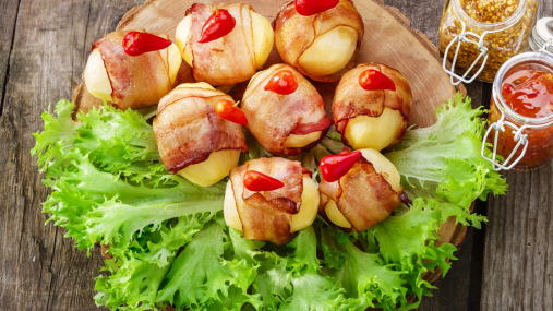 Картофель в беконе с сырной начинкой: просто, быстро и очень вкусно (видео)