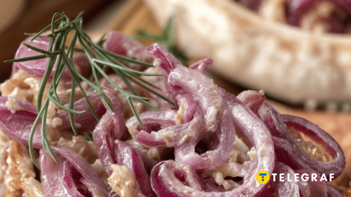 Бюджетный перекус за 5 минут: простой рецепт намазки из лука и банки рыбки (видео)