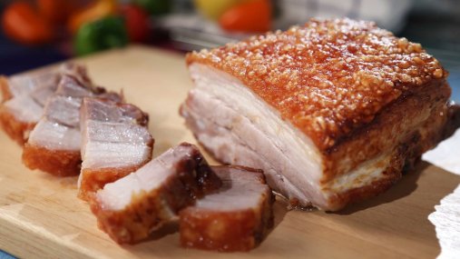Положите в пасхальную корзину: как вкусно запечь подчеревину (видео)