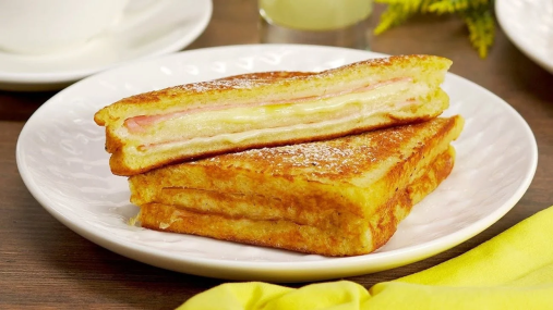 Завтрак нового уровня: горячий тост с ветчиной и яйцом, который понравится с первого кусочка (видео)