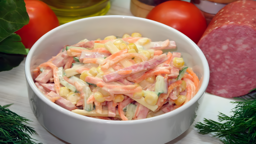 Салат "Венеция" с морковью по-корейски и колбасой: рецепт простого блюда с праздничным характером (видео)