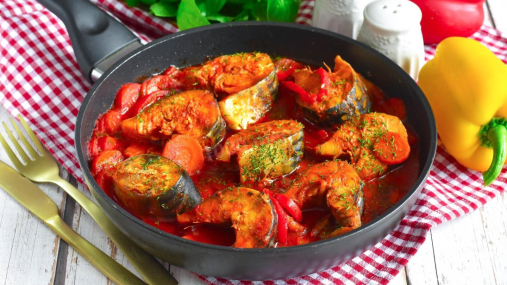 Получится вкуснее красной рыбы: как потушить скумбрию с томатной пастой и овощной зажаркой (видео)